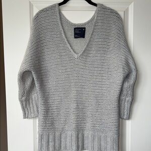 American Eagle Outfitters Loose Knit Light Gray V-Neck Sweater 3/4 Sleeves